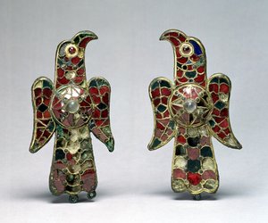 To ørneformede fibulae, opdaget på en kirkegård i provinsen Badajoz, Spanien, 6. århundrede (forgyldt bronze, granater og bjergkrystal)